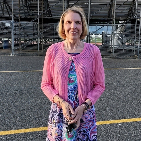 Meet your Posher, Sarah (I WELCOME ALL OFFERS!) 😊 - Picture 2 of 2